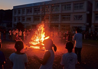 キャンプファイヤーを囲んで楽しむ児童ら