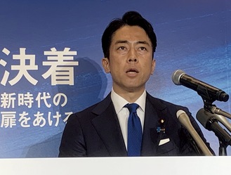 記者会見で出馬表明する小泉氏（＝６日、東京都千代田区）