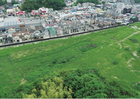 遊休地となっている大矢部弾薬庫跡。奥は県道横須賀葉山線（市提供）