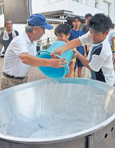 バケツリレーで地域連携を体験