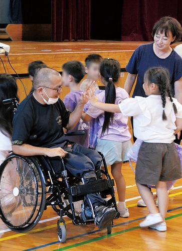 講演後、児童とふれあう田村さん