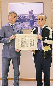 竹内代表（左）と上地市長