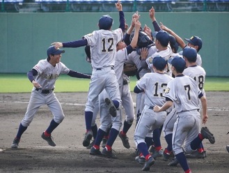 関東大会優勝を決め、マウンドで喜びを分ち合う選手ら（写真は提供）