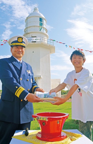 タイムカプセルに手紙を入れる大原さん（右）と惠谷部長