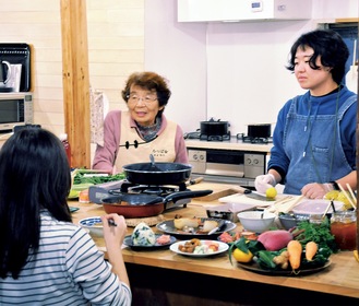 ダイコン料理の魅力について解説する菊地さん(右)と吉田さん