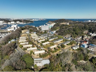 眼下に長浦湾を望む旧田浦月見台住宅（エンジョイワークス提供）