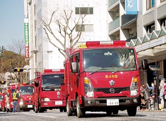 消防車両が一斉パレード