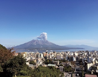 鹿児島市街地と桜島