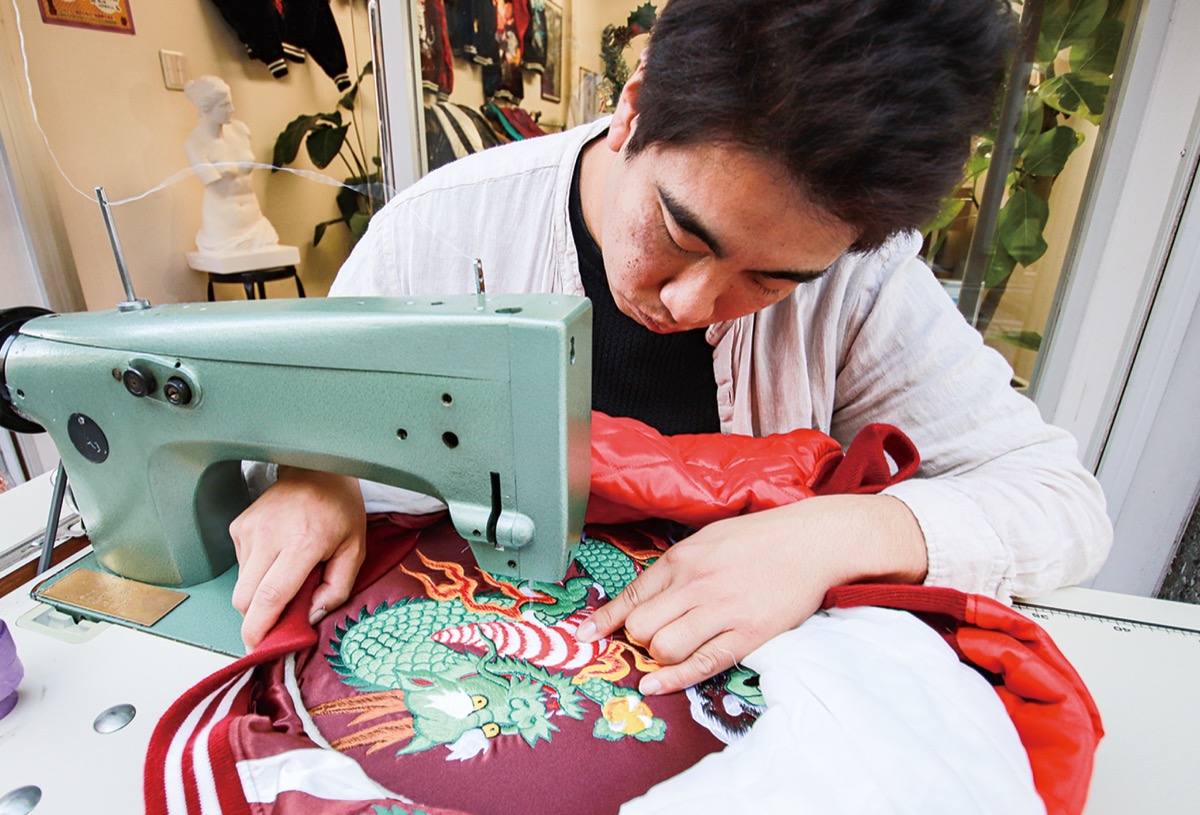 ドブ板通り スカジャン店 刺繍に「意思」を込める | 横須賀・三浦 | タウンニュース