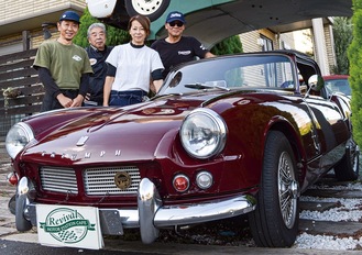 三崎さん(右から２番目)の愛車と常連客ら