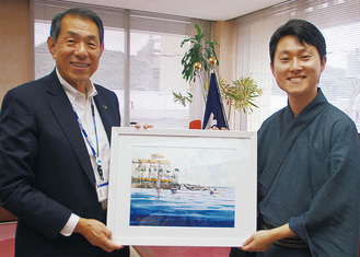 桐ケ谷市長に絵を手渡す矢野さん（右）