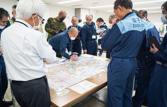 地図上に書き込まれる情報を確認する市幹部ら