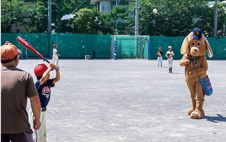 子どもと野球を楽しむズッシーヌ