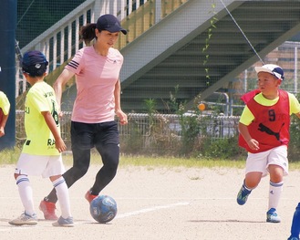 子どもたちと汗を流す鮫島さん