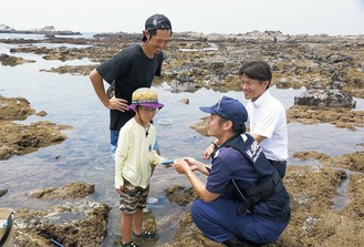 啓発物を渡す海保職員と山梨町長（右）