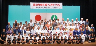 舞台披露の前に出演者らで集合写真