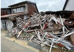 倒壊したままの建物＝七尾市内