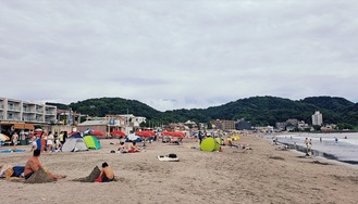 海の家が立ち並ぶ逗子海水浴場