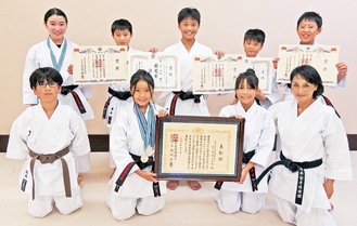 牛島支部長（前列右）と子どもたち