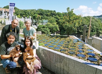 墓参に訪れた梶尾さん(後右)と娘夫婦