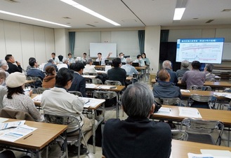 説明会には多くの住民が参加した＝11日、市役所