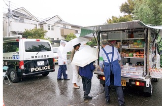 スズキヤの移動スーパー（右）と警察のアクティブ交番（左）