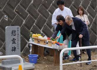 慰霊碑に玉串を奉納する草柳さん