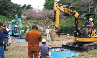 子どもに人気だったショベルカーでのスーパーボールすくい