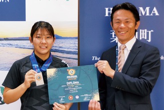 賞状とメダルを手に笑顔の淺野さん（左）と山梨町長