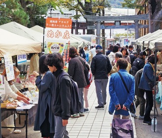 多くの人出でにぎわった女神マルシェ