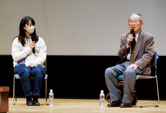 思い出を語る栁さん（右）と高木さん