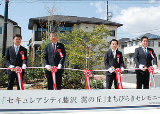 テープカットに臨む鈴木市長（左から２番目）ら