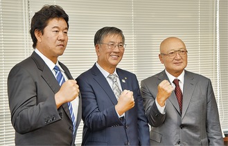 ガッツポーズする（左から）鈴木尚典監督、鈴木恒夫市長、山下大輔ＧＭ