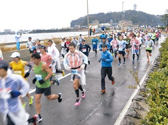 江の島大橋を疾走する10マイルのランナー