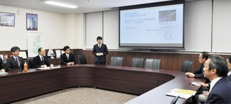 市と商連担当者に向け報告する中小企業診断士有志ら