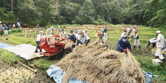 石川丸山谷戸で行われた脱穀の様子