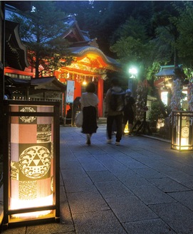 灯籠が灯る江島神社（7月17日撮影）