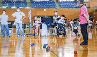 パラ種目「ボッチャ」で交流