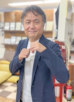 オフィスでファイテングポーズを決める永松さん