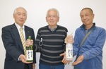 酒米を栽培した（左から）吉原さん、長谷川さん、石塚さん