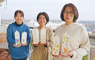 キャンドルナイトを企画した富樫さん（中央）と大内由美さん（左）、石川和子さん