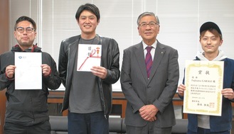 （左から）来栖さん、瀬川さん、鈴木市長、川田さん