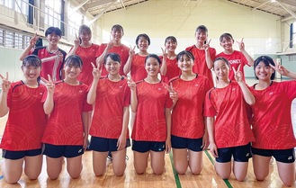 学校対抗で優勝を決め笑顔のバドミントン部員たち（同部提供）