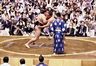 トーナメント決勝の横綱・照ノ富士（右）と小結・若元春