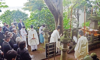 林間から海を望む墓前で厳かに神事が行われた