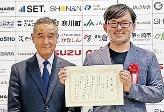 前回大賞を受賞した（株）いぶきの里崇さん（右）と財団の増田隆之理事長