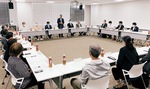 市夏期海岸対策協議会であいさつする鈴木市長（中央）