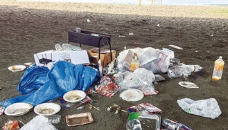 海岸に放置されたごみ（写真は大磯町・かながわ海岸美化財団提供）