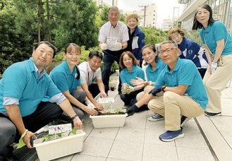 藤沢市役所で鈴木市長（中央）と苗を植栽した「あさがおプロジェクト」のメンバーら