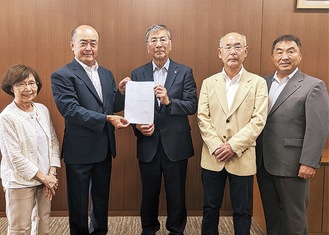 要望書を提出した池田会長（左から２人目）ら